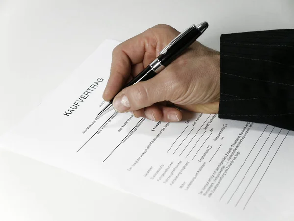 Hombre Negocios Firma Contrato Con Pluma — Foto de Stock