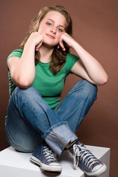 Retrato Una Hermosa Joven Sentada Suelo — Foto de Stock