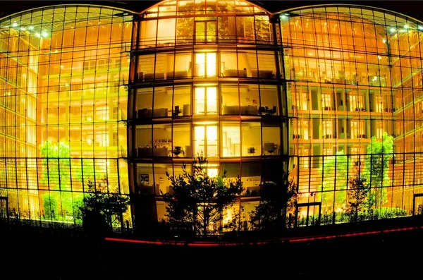 Edificio Oficinas Iluminado Con Fachada Cristal —  Fotos de Stock