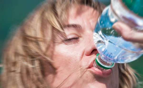 Lány Ivóvíz Egy Üveg — Stock Fotó
