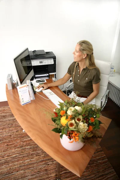 Mujer Que Utiliza Ordenador Portátil Mesa — Foto de Stock