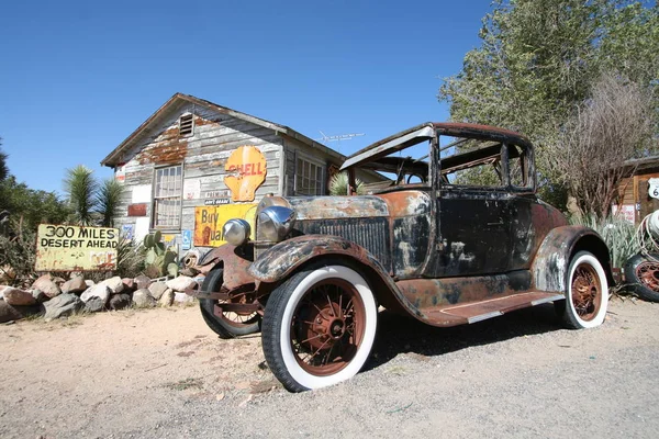 Παλιό Σκουριασμένο Αυτοκίνητο Στην Έρημο — Φωτογραφία Αρχείου