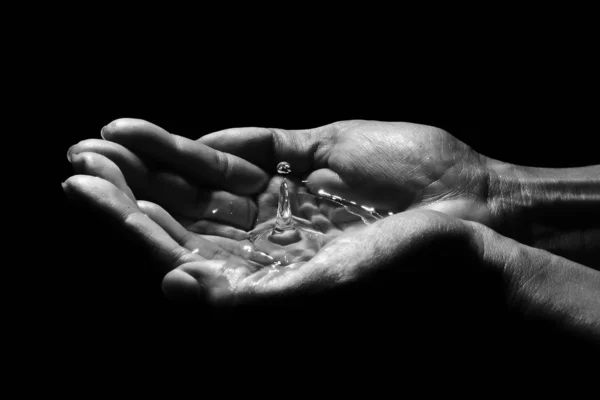 Gotejamento Água Nas Mãos — Fotografia de Stock