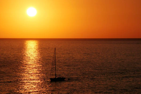 海の上の大気中の夕日 — ストック写真
