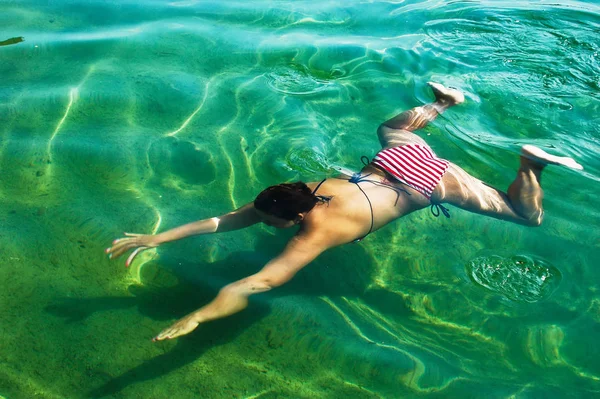 Ung Kvinna Bikini Som Kopplar Stranden — Stockfoto