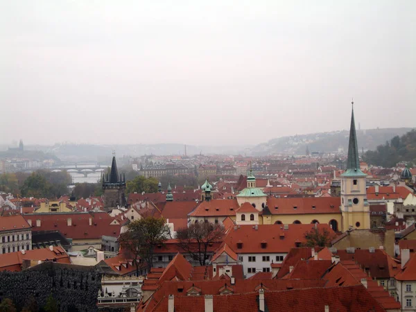 Prag Eski Şehrine Bakan — Stok fotoğraf