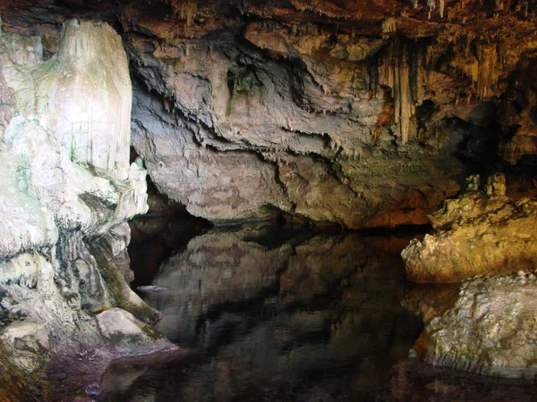 Caverna Nas Montanhas — Fotografia de Stock