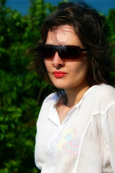 Vacker Ung Kvinna Solglasögon Poserar Utomhus — Stockfoto