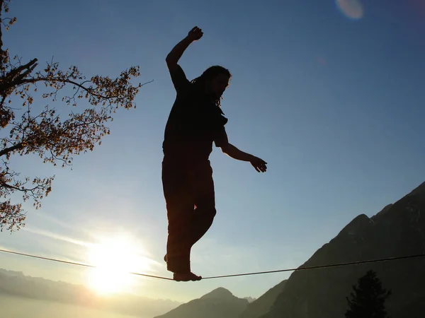 Der Slackliner Atemberaubender Höhe Über Den Tiroler Bergen Sonnenlicht — Stockfoto