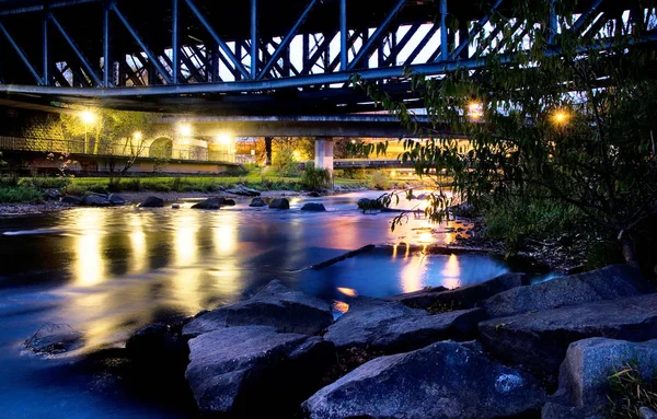 鉄道橋の下の青い時間 — ストック写真