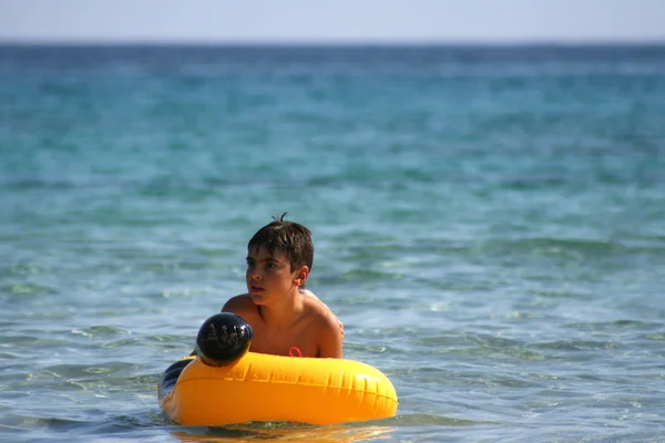 Giovane Ragazza Costume Bagno Sulla Spiaggia — Foto Stock