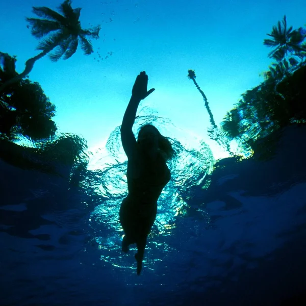 热带珊瑚礁中一名妇女的水下照片 — 图库照片