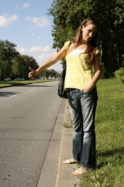 Mujer Joven Con Una Mochila Caminando Por Camino —  Fotos de Stock