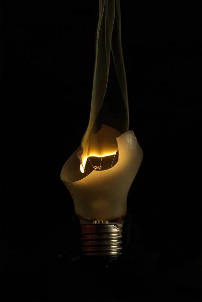 Glödlampa Svart Bakgrund — Stockfoto