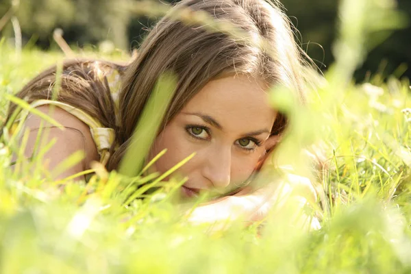 Красивая Молодая Женщина Лежит Траве Летнем Парке — стоковое фото