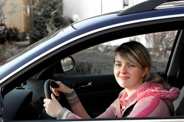 車の中の若い女性は — ストック写真