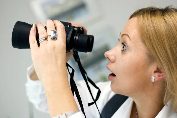 Portret Van Aantrekkelijke Vrouw Poseren — Stockfoto