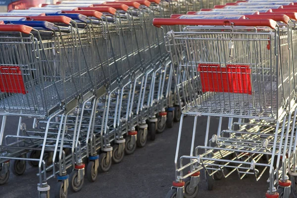 Carrelli Della Spesa Rossi Nel Supermercato — Foto Stock