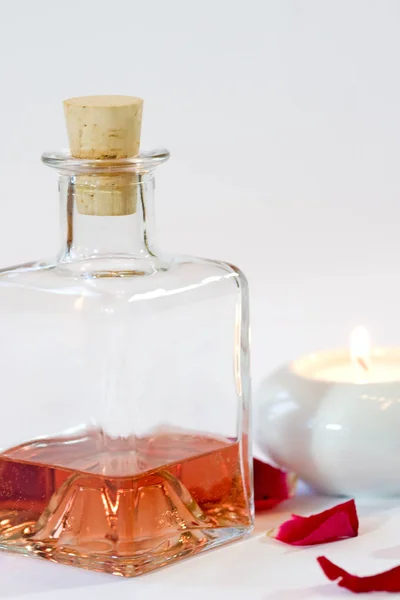 Parfümflasche Und Rosenblätter — Stockfoto