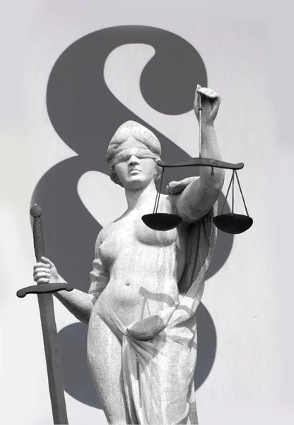 Een Standbeeld Van Een Dame Van Justitie — Stockfoto