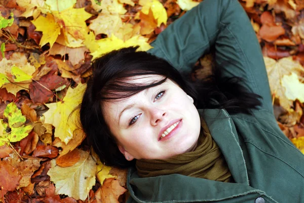 Красивая Девушка Осеннем Парке — стоковое фото