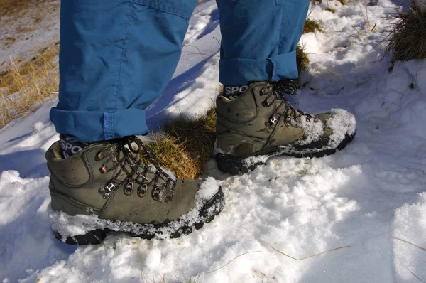冬天的靴子和雪 — 图库照片