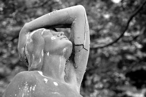 Estatua Una Hermosa Mujer Parque — Foto de Stock