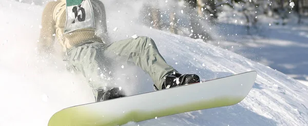 スキースーツ姿の男が雪の中でスノーボードをし — ストック写真