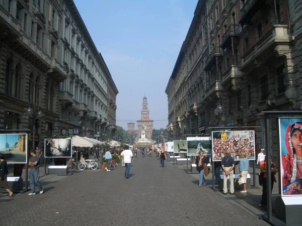 Streetlife Milan Offentlig Fotoudstilling - Stock-foto