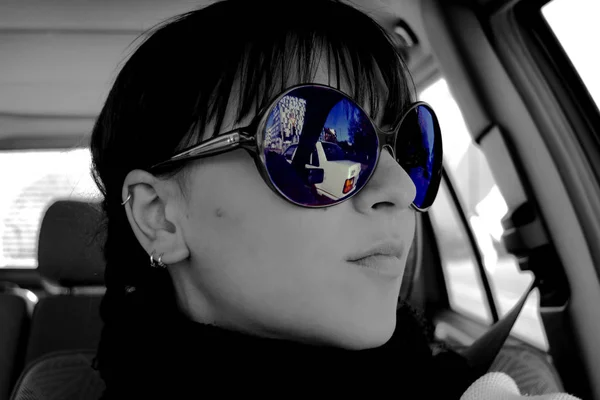年轻女子戴着太阳镜坐在车里 — 图库照片