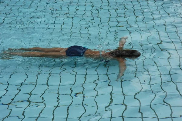 Úszó Medencében — Stock Fotó