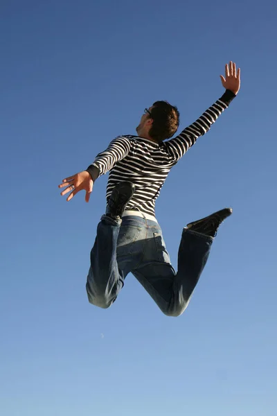 Hombre Saltando Contra Cielo Azul — Foto de Stock