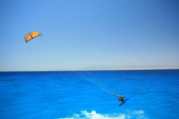 在蓝色的大海中放风筝 — 图库照片