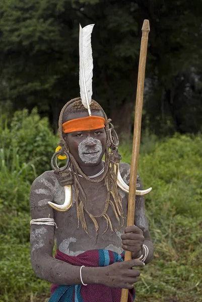 Hombre Casco Con Una Espada Bosque — Foto de Stock