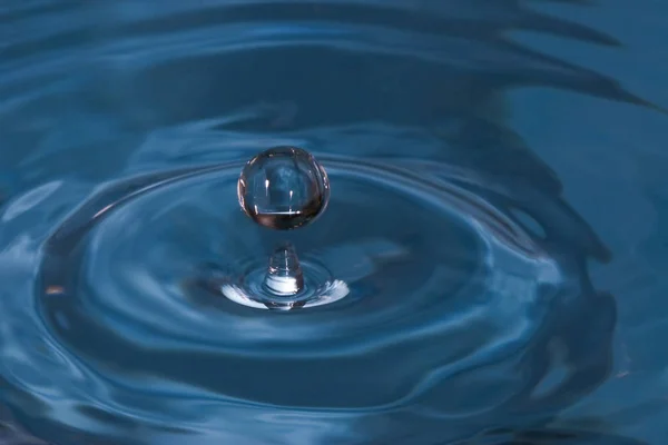 Gota Agua Sobre Fondo Azul — Foto de Stock