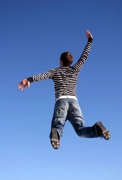 Joven Saltando Contra Cielo Azul — Foto de Stock