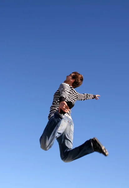 Молодой Человек Прыгает Голубого Неба — стоковое фото