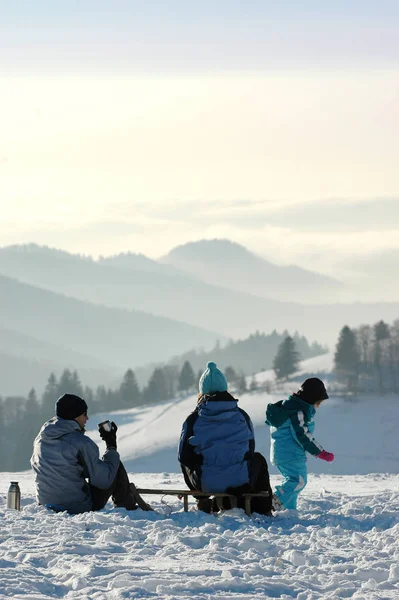 Paisaje Invernal Con Gente Mochilas Las Montañas —  Fotos de Stock