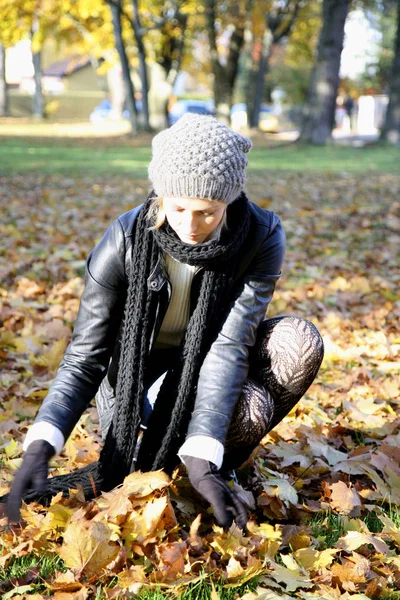 秋天公园里的年轻女子 — 图库照片