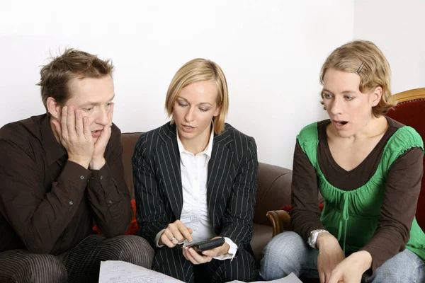 Groep Vrienden Zitten Bank Praten Met Elkaar — Stockfoto