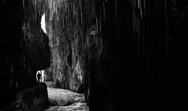 Zwart Wit Foto Van Een Jonge Vrouw Een Donkere Tunnel — Stockfoto