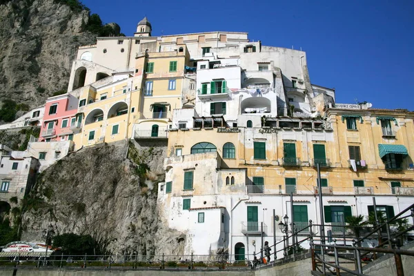 Amalfi Město Dramatickém Přírodním Prostředí Pod Strmými Útesy Jihozápadním Pobřeží — Stock fotografie