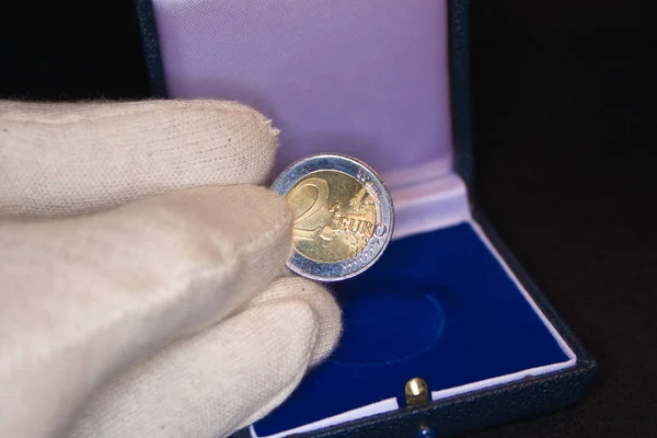 Ręka Trzyma Pudełko Monety Euro — Zdjęcie stockowe