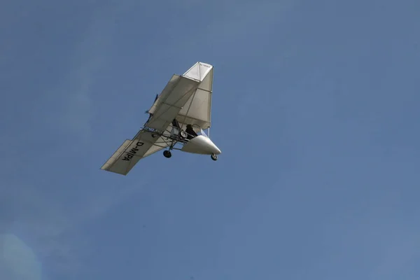 空を飛ぶ空軍は — ストック写真