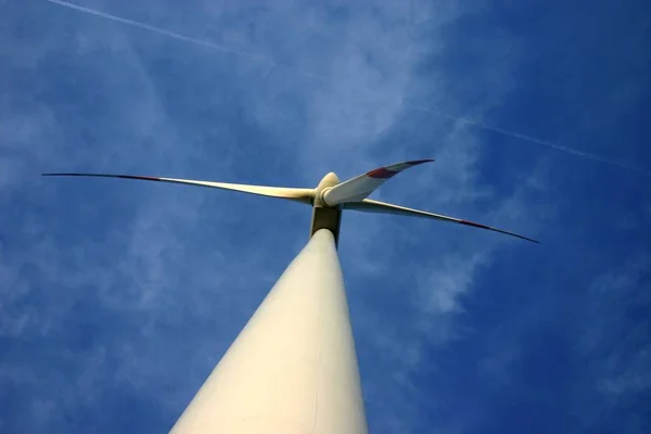 Turbina Eólica Contra Céu Azul — Fotografia de Stock