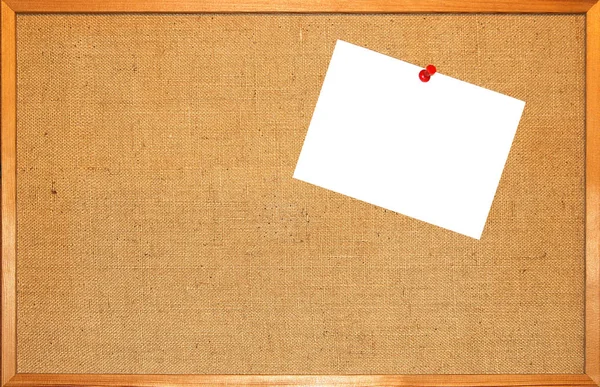 コルクボード上の空白のメモ用紙 — ストック写真