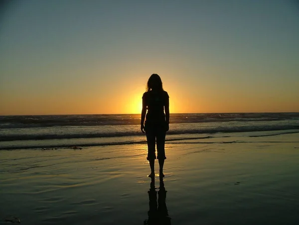 Silueta Una Chica Playa — Foto de Stock