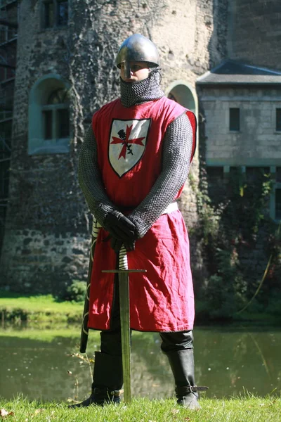 剣を持った鎧を着た騎士 — ストック写真