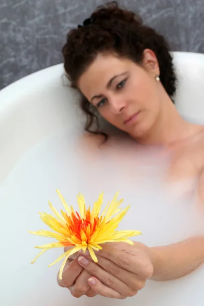 Mujer Joven Baño Con Flores —  Fotos de Stock