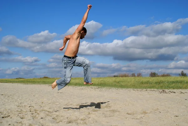 Jonge Man Springen Het Strand — Stockfoto